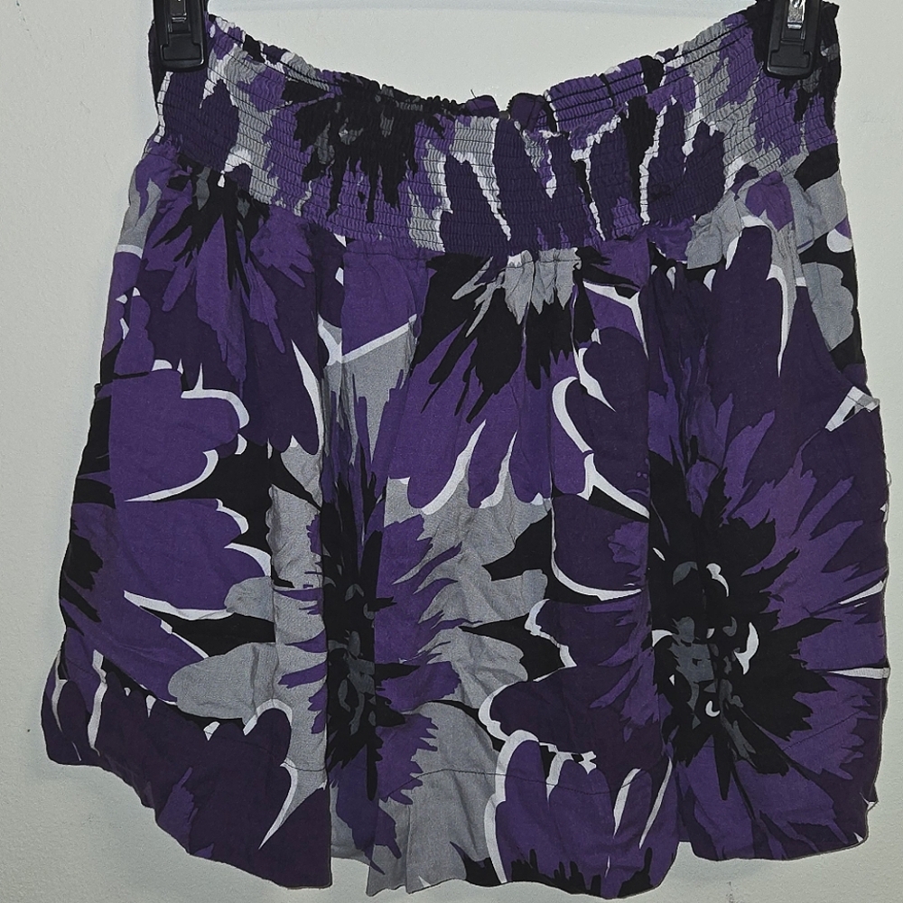 BRAND: ELLE. FLORAL SKIRT. SIZE: XL